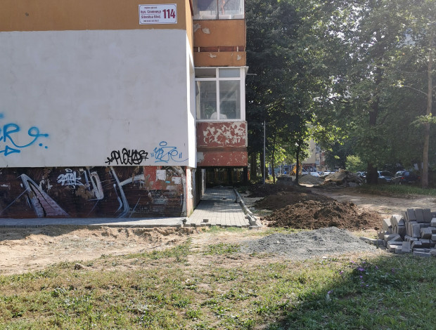 Нова пътека изникна тези в междублоковото пространство на бул Сливница