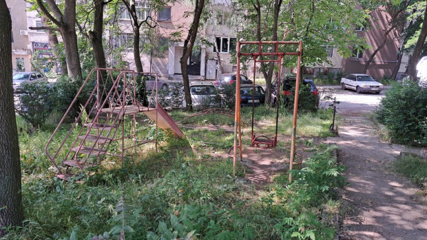 </TD
>Детска площадка с опасни съоръжения притеснява жителите на благоевградския квартал