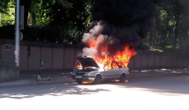 TD Автомоибл се е запалил на централна улица в Пловдив Инцидентът