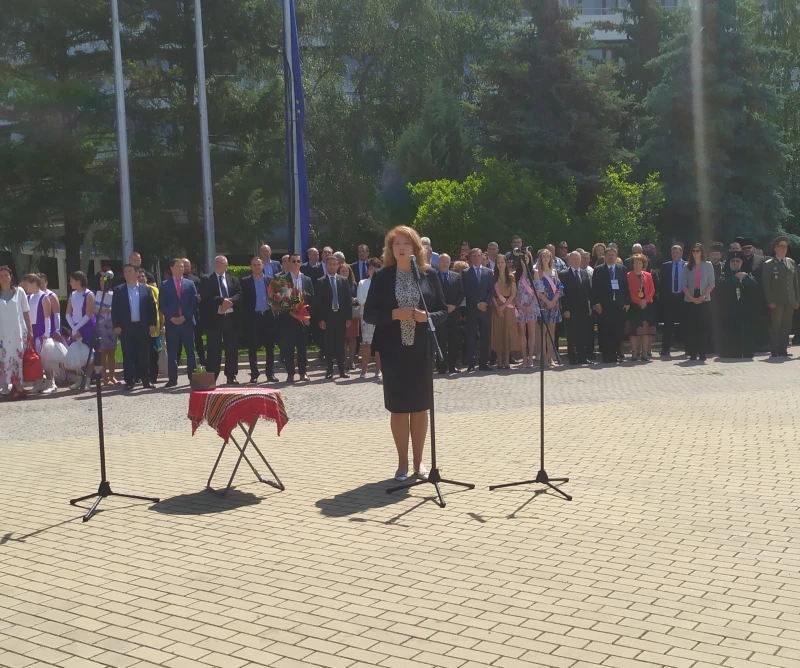 Вицепрезидентът Илияна Йотова се включи в честванията за Празника на Розата в Казанлък