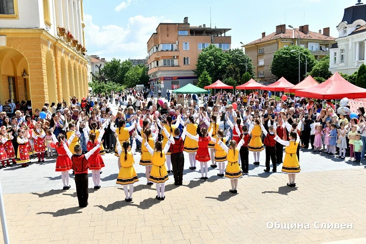 Забавленията за децата в Сливен продължиха до 20 часа на 1 юни