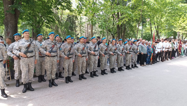 TD С военен ритуал и общоградско поклонение пловдивчани почетоха 147 години