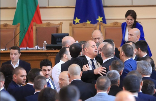 </TD
>Председателят на НС Росен Желязков наложи санкции на общо 17