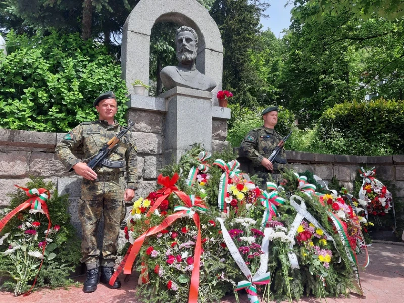 Стотици смолянчани почетоха Христо Ботев и загиналите за свободата на България