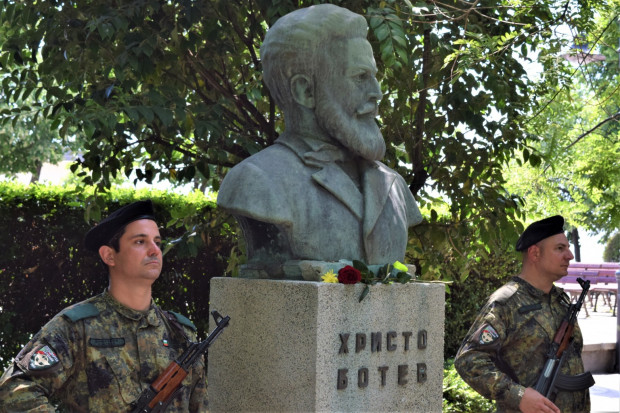 Бургазлии се поклониха пред паметта на Ботев и загиналите за свободата на България