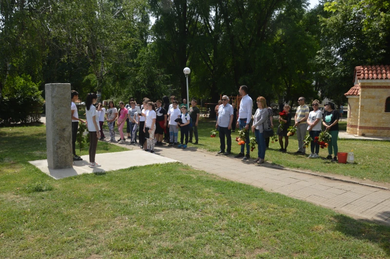 Сирени и поклон за Деня на Ботев в община "Родопи"