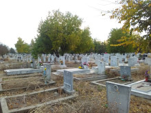 Часове преди Задушница: Безобразие и скандално "шоу" на Драгановите гробища в Пловдив