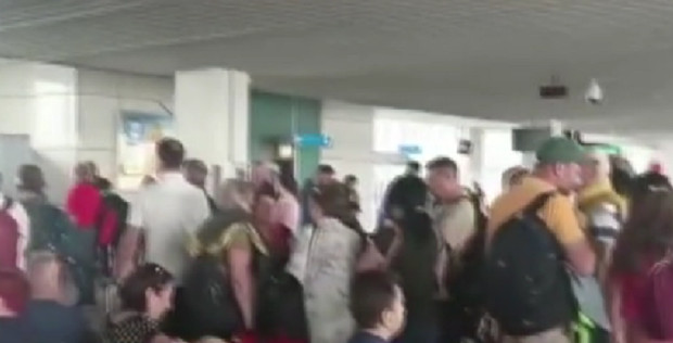 Почти 200 туристи, пътуващи за Анталия, останаха блокирани с часове