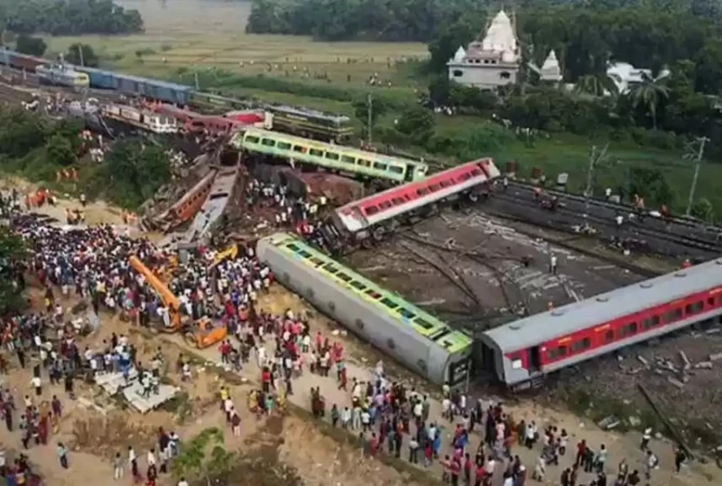 Броят на жертвите на влаковата катастрофа в Индия достигна 288