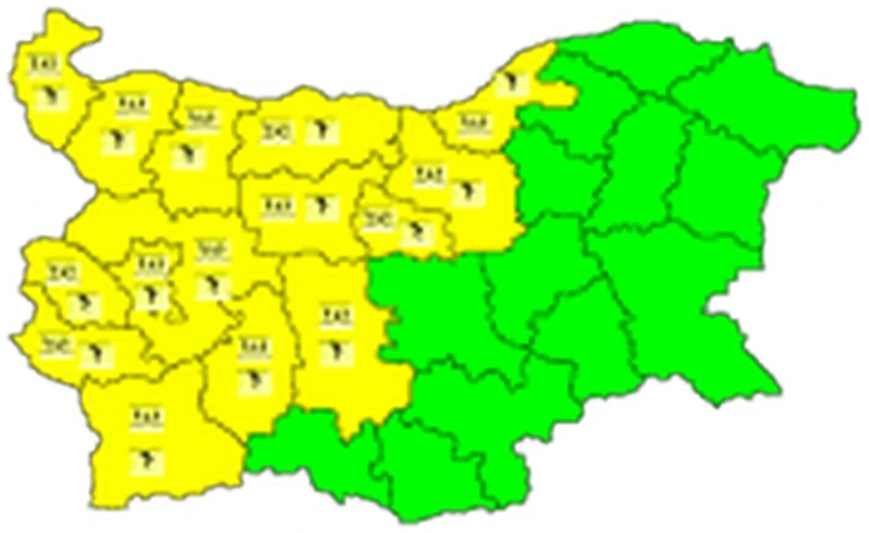 Жълт код за обилни валежи и гръмотевични бури е обявен за половин България