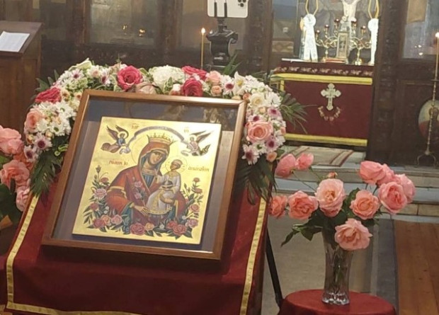 Чудотворната икона на Света Богородица "Неувяхващ цвят" пристигна в Казанлък