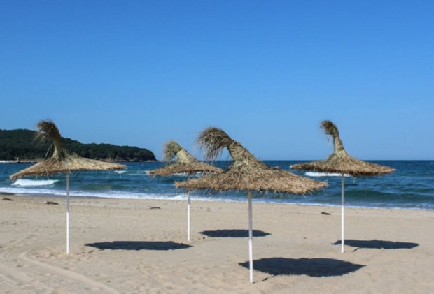 Повишени са цените по плажовете в Гърция. Плаща се чадър