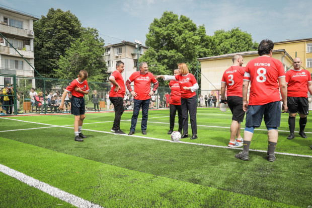 Училище в София се сдоби с ново многофункционално спортно игрище