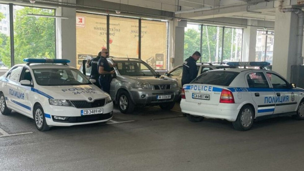 Полицаи от СДВР задържаха служител на ДАНС на паркинга на голяма търговска