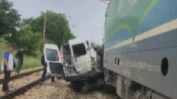 Две жертви след сблъсък между пътнически влак и микробус в Плевенско