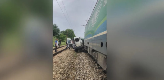 Тежък сблъсък между микробус и пътнически влак край село Гривица Плевенско Инцидентът