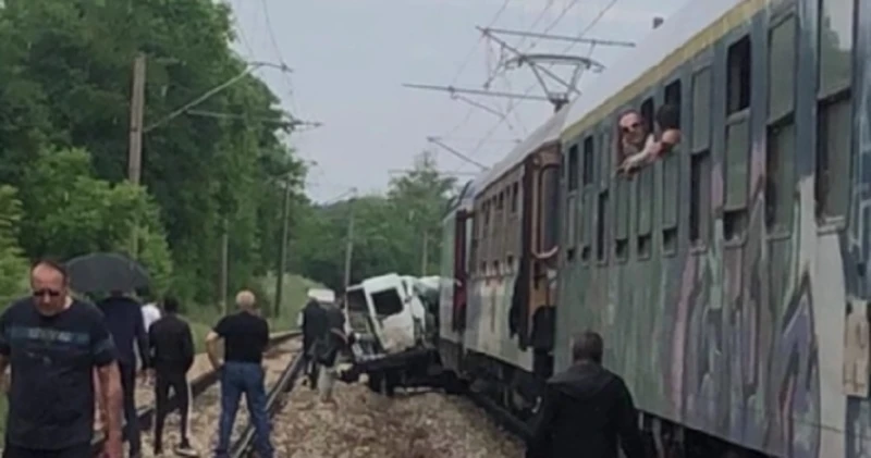 Три влака са възпрепятствани след инцидента със загинали в Плевенско, извозват пътниците с автобуси