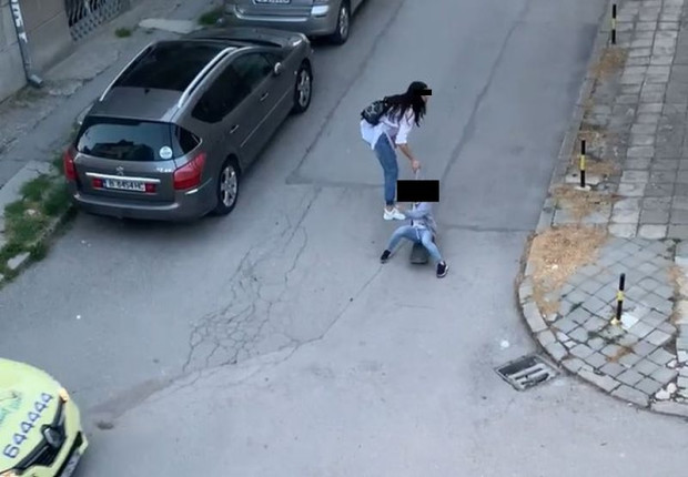 Дете едва не попадна под гумите на автомобил във Варна