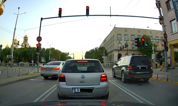 Поредно безумие засне видеорегистратор на централното варненско кръстовище на бул