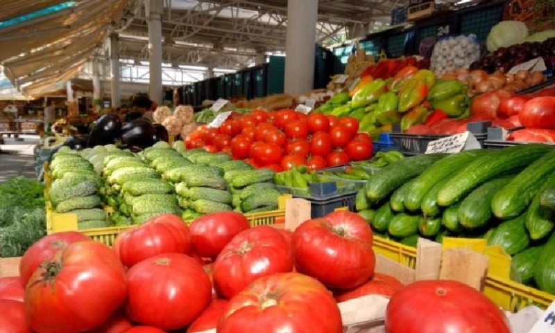 Доматите и ягодите поевтиняват, краставиците и картофите повишават цената си