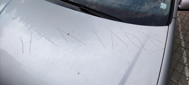 TD Неграмотно написан надпис получи шофьор върху капака на колата си