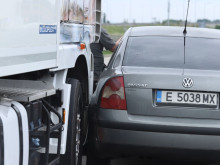 Тир и лек автомобил се удариха на "Ботевградско шосе"