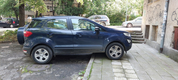 </TD
>Читател изпрати сигнал до редакцията на Plovdiv24.bg  за паркиране, което е