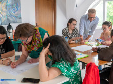 Преподавател по графика от Royal College of Art обучава млади творци във Варна