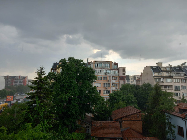 Жълт код за интензивни валежи е обявен в областите Враца,