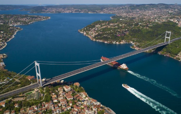 Турция ще увеличи таксата за преминаване на кораби през проливите