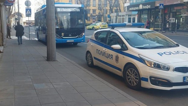 Дръжте се здраво в автобусите на "Бургасбус" - спират рязко, хора падат на пода