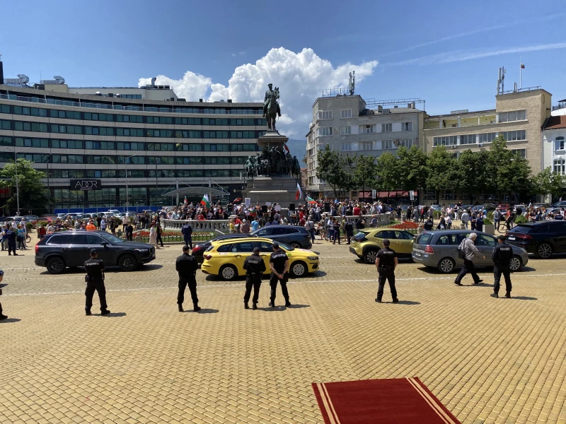 Протест пред сградата на Народното събрание преди гласуването на кабинета "Денков-Габриел"