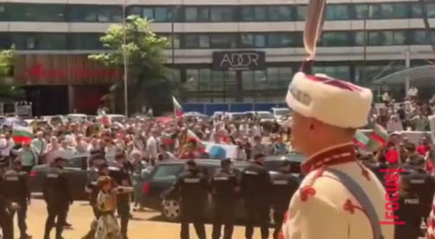 Демонстрантите тръгнаха към парадния вход на Народното събрание но бяха