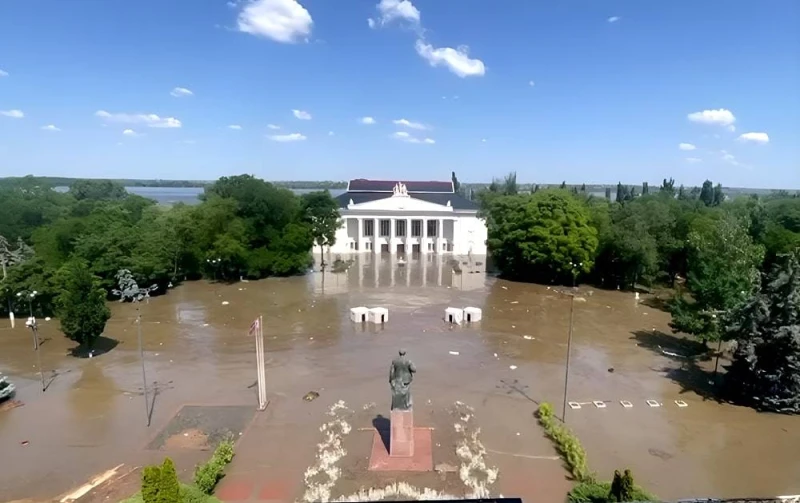 Нова Каховка е изцяло под вода след взривяването на бента