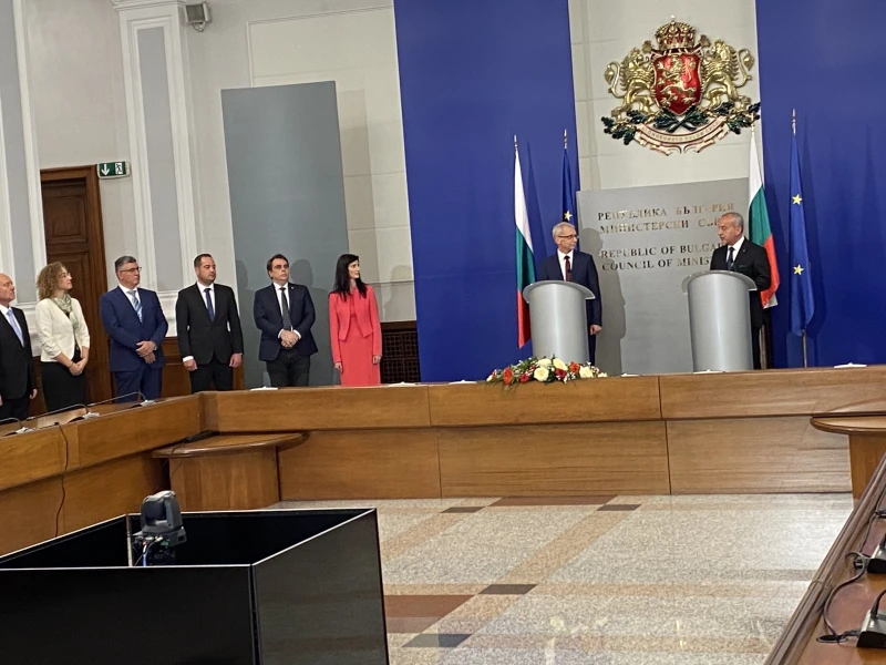 Гълъб Донев предаде властта на Николай Денков