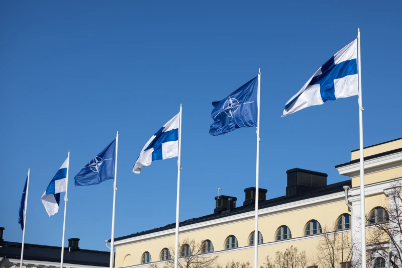 Финландия гони девет служители на руското посолство