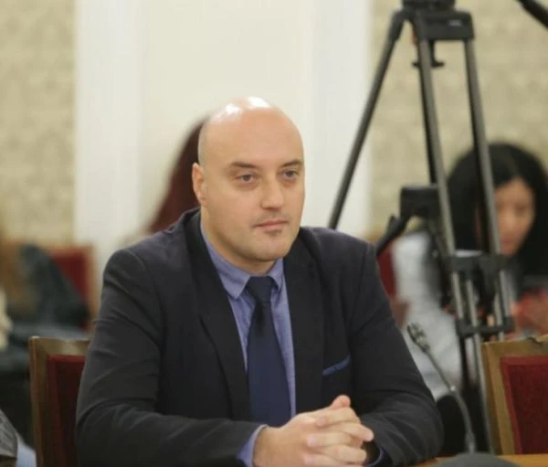 Атанас Славов посочи кой е единственият начин парламентът да оцелее