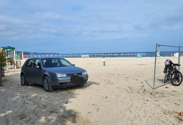 Варненец се натъкна на спрян автомобил върху плажа и написа