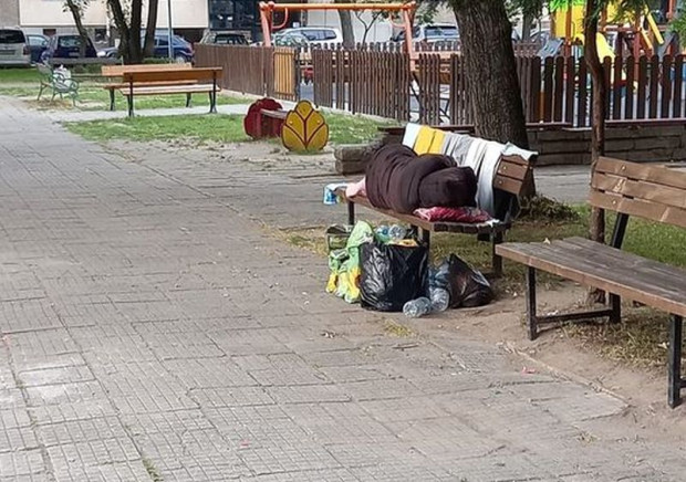 TD Жена спи на пейка в Пловдив разбра Plovdiv24 bg от