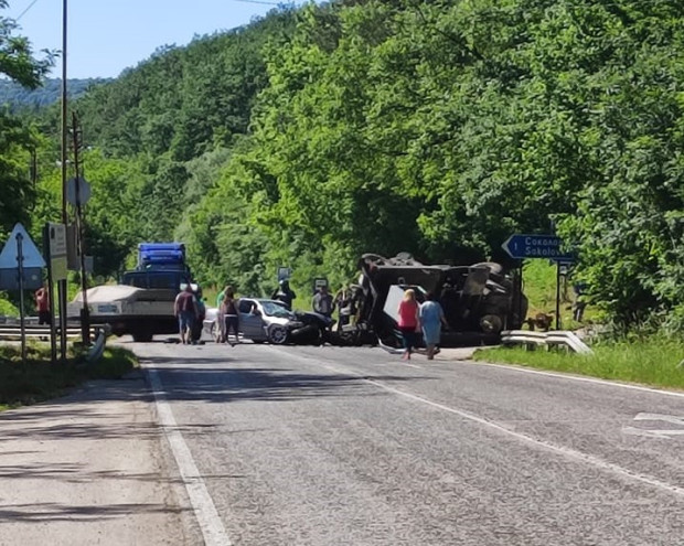 Младеж с БМВ се заби в Зил, двама стигнаха до болница