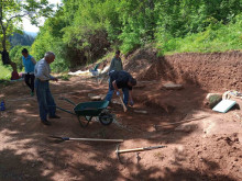 Още един гроб откриха археолозите при разкопките на некропола край Неделино
