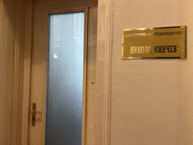 Делян Пеевски и Йордан Цонев влязоха в стаята на председателя