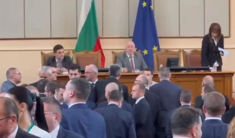 Ново напрежение между депутатите на "Възраждане" и ПП-ДБ в пленарна зала
