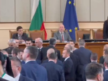 Ново напрежение между депутатите на "Възраждане" и ПП-ДБ в пленарна зала