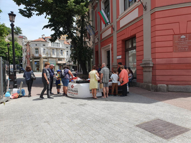TD Десетина пловдивчани се скупчиха на Главната и предизвикаха любопитството на Plovdiv24 bg