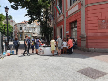 Пловдивчани се скупчиха на Главната, тръгнаха си с пълни торби