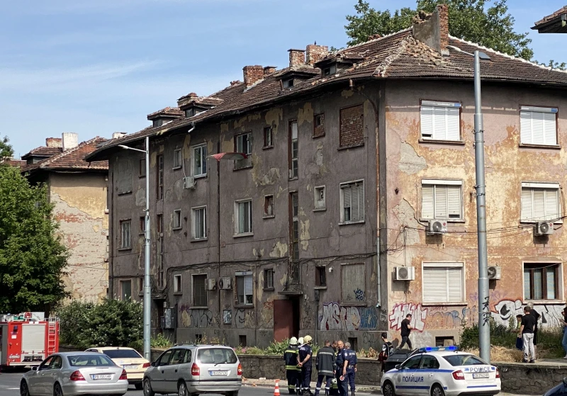 Полиция и пожарна пред сграда в Пловдив, комин падна при земетресението