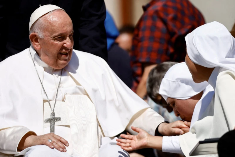 Операцията на папа Франциск е преминала без усложнения