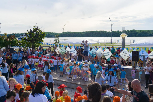 TD Стотици деца от русенската детска градина Снежанка техните родители