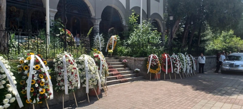 Погребението на Ангел Христов - Геле: Около катедралния храм "Св. Георги" в Дупница обстановката е спокойна